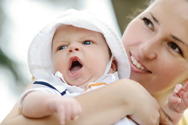 Mamma och hennes baby son — Stockfoto