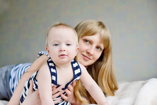 Mãe e bebê filho — Fotografia de Stock