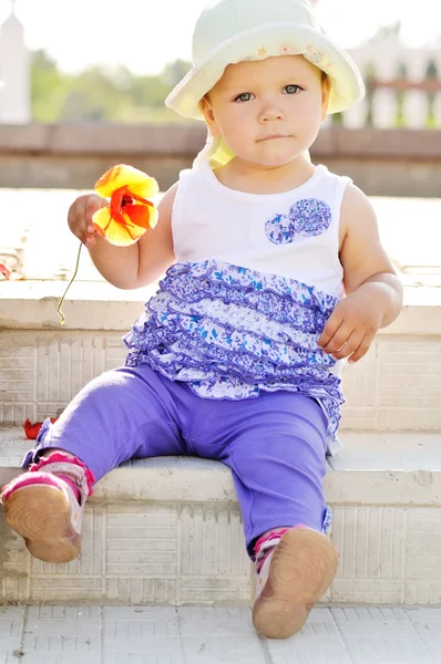 Baby mit Blume — Stockfoto