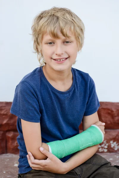 Boy with cast — Stock Photo, Image