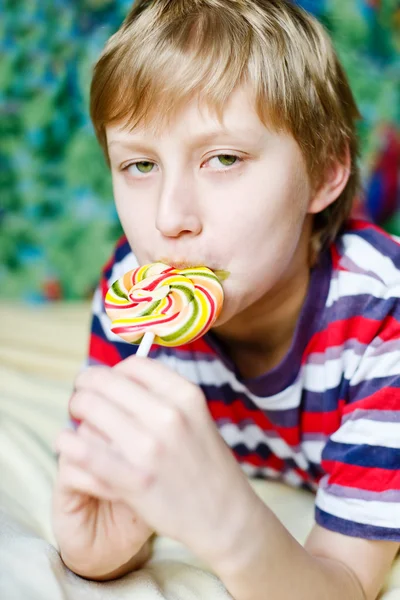 Fiú eszik nyalóka — Stock Fotó
