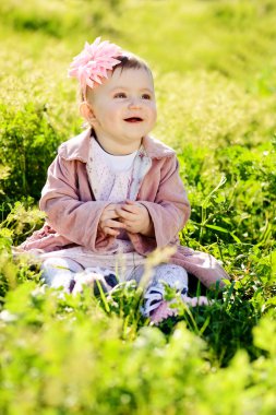 ovely bebek yeşil çimen