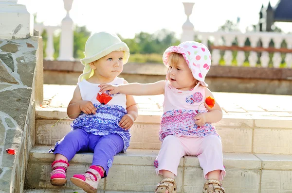 Twee baby vrienden — Stockfoto