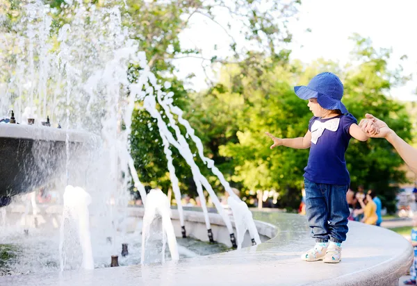 Cute toddler near the fountain — Stock Photo, Image