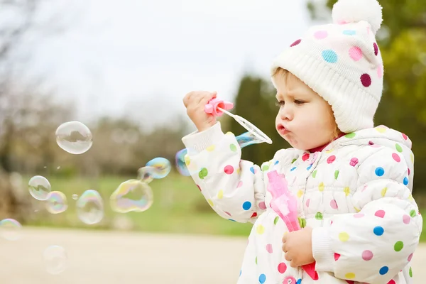 Schattig peuter met zeepbellen — Stockfoto