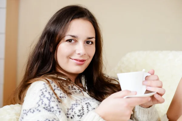 Bruna con tazza di caffè — Foto Stock