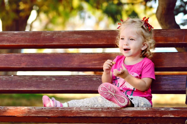 Toddler dziewczynka na ławce — Zdjęcie stockowe
