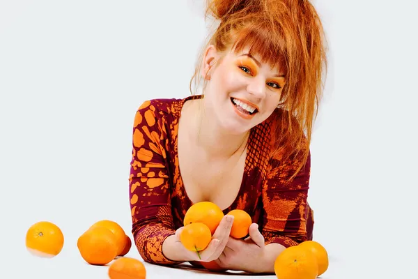 Redhead girl with oranges — Stock Photo, Image