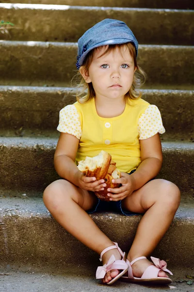 Aranyos kisgyermek, eszik a szabadban — Stock Fotó