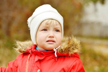 Üzgün küçük kız.