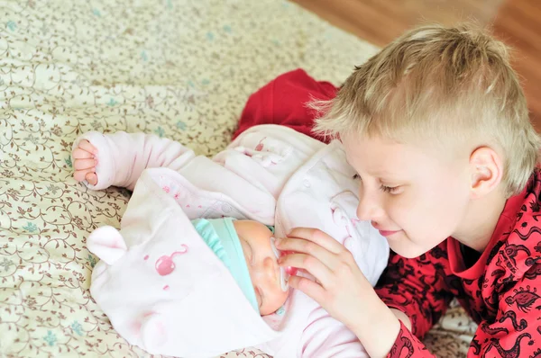 Hermano cariñoso con hermana recién nacida — Foto de Stock