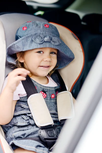 Enfant heureux dans le siège auto — Photo