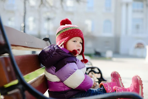 Baby auf der Bank — Stockfoto