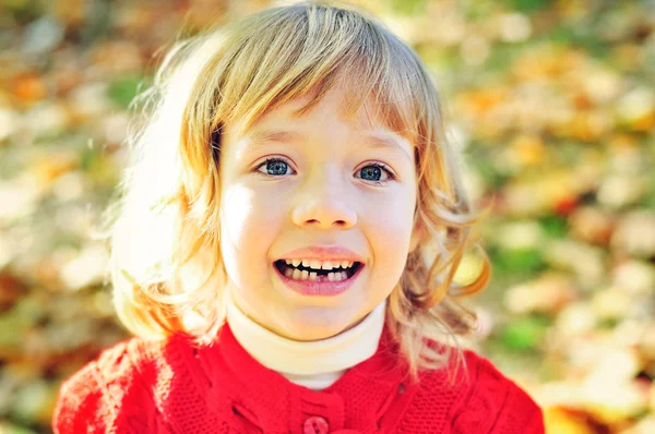 Küçük kız ilk dişi eksik — Stok fotoğraf