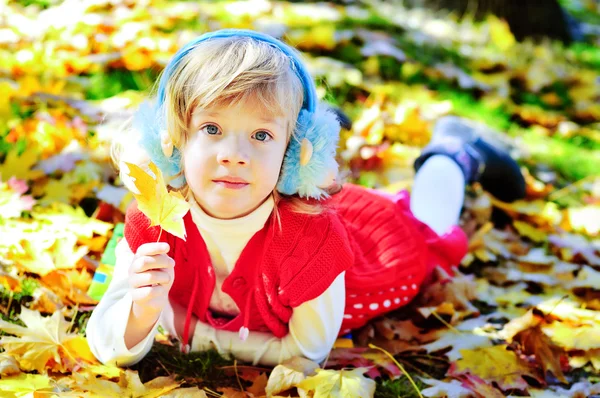 Malá dívka setkání podzim — Stock fotografie