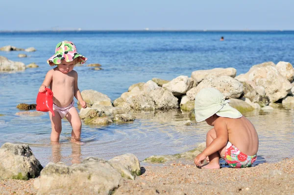 Babies on the beach — Stock Photo, Image