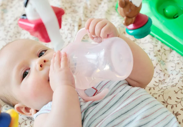 Eau potable pour bébé — Photo