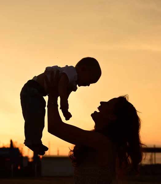 Anne ve bebek evlat silhouettes — Stok fotoğraf