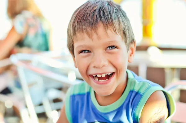 Lachender Junge — Stockfoto