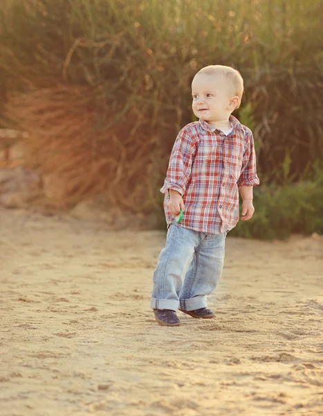 Figlarny toddler chłopiec — Zdjęcie stockowe