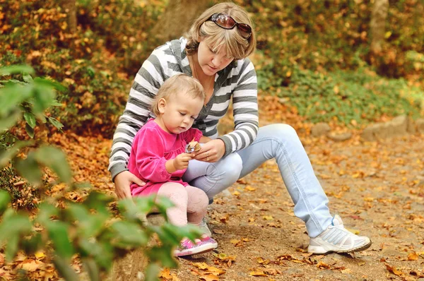 Familie in het park — Stockfoto