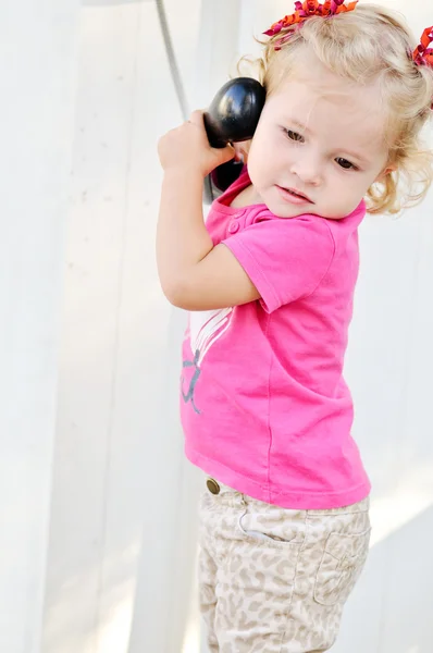 Девочка Тоддлер говорит по телефону — стоковое фото