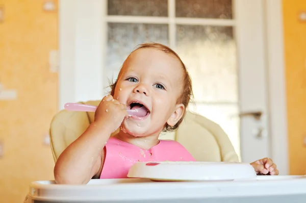 Il bambino sta mangiando — Foto Stock