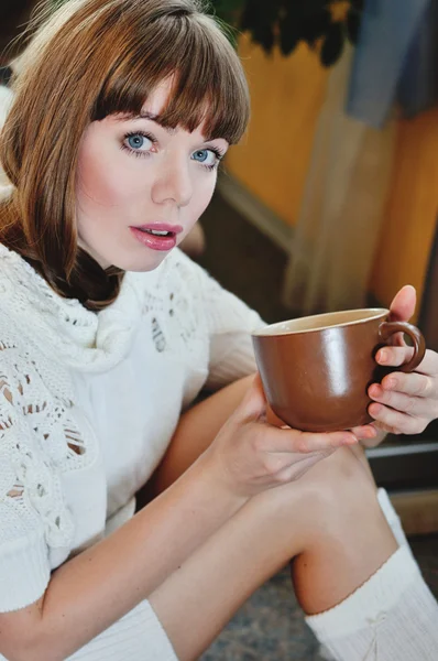 Jeune femme avec tasse — Photo