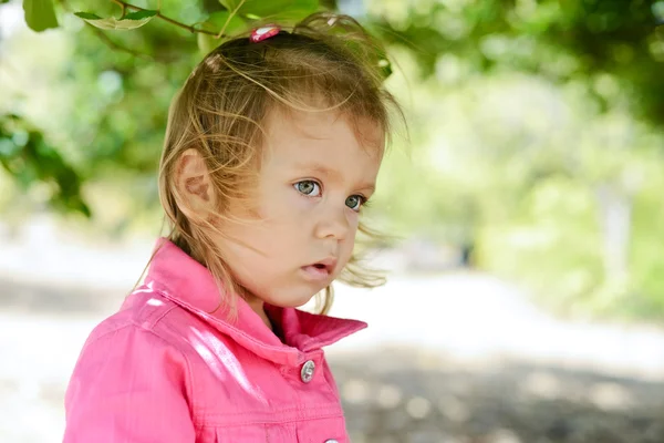 Toddler girl in windy weather — Stock Photo, Image