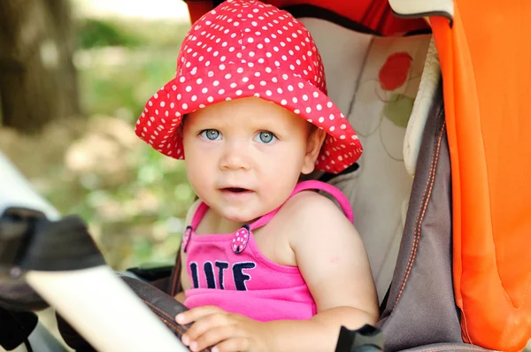 Funny baby in de kinderwagen — Stockfoto