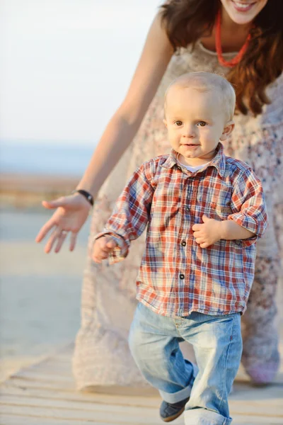 Мальчик бежит от матери — стоковое фото
