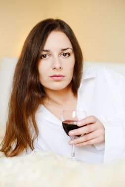 bir bardak şarap ile esmer