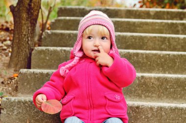 Kız malzeme çekme burun