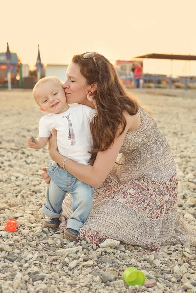 Matka syn líbání baby — Stock fotografie