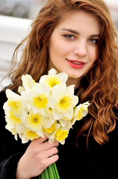 Menina adolescente e flores — Fotografia de Stock