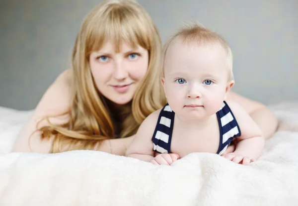 Mor og hennes lille sønn – stockfoto