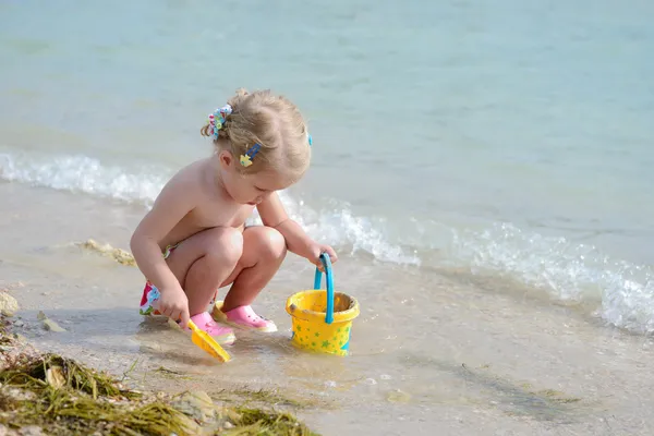 Peuter meisje spelen op het strand — Stockfoto