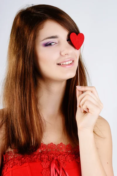 Menina com coração vermelho — Fotografia de Stock