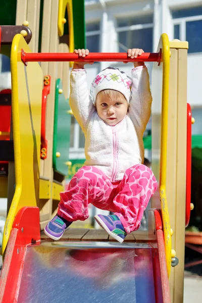 Menina criança no parque infantil — Fotografia de Stock