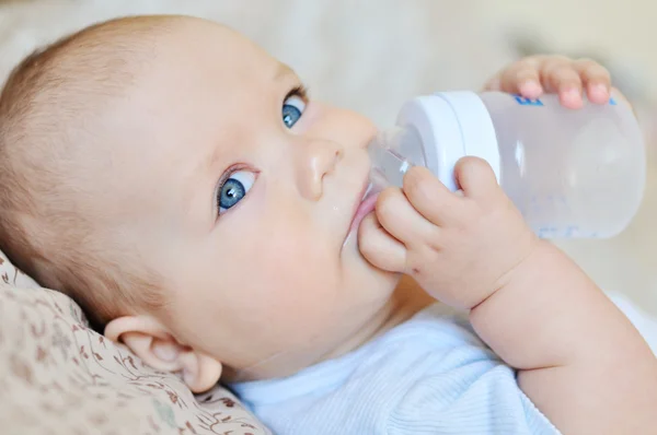 Babydricksvatten — Stockfoto