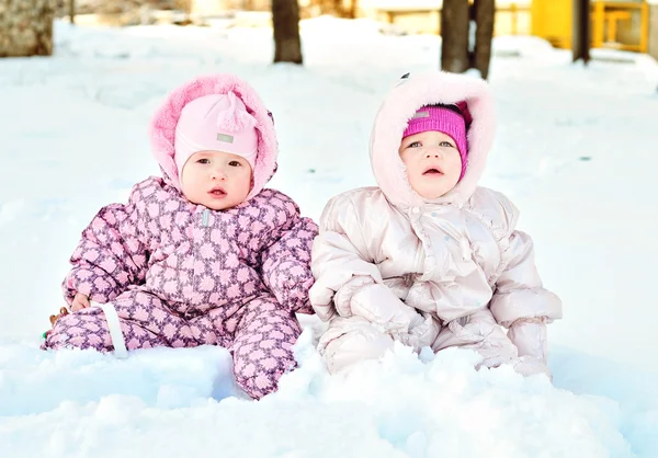 Spädbarn i snö — Stockfoto