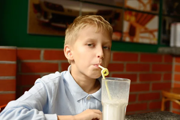 Boy drinken milkshake — Stockfoto