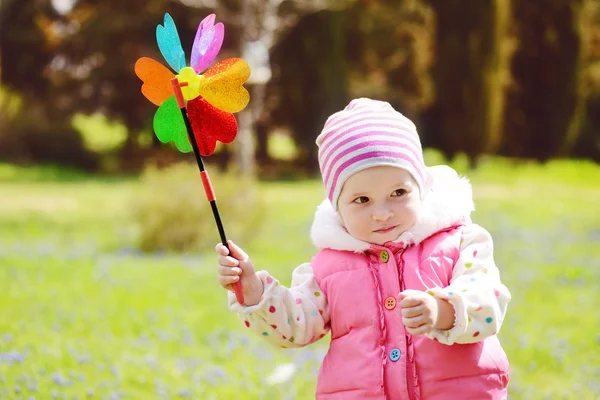 Peuter met molen — Stockfoto