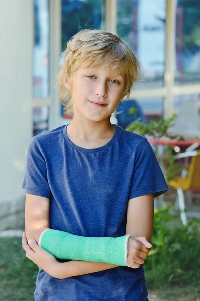 Boy with cast — Stock Photo, Image