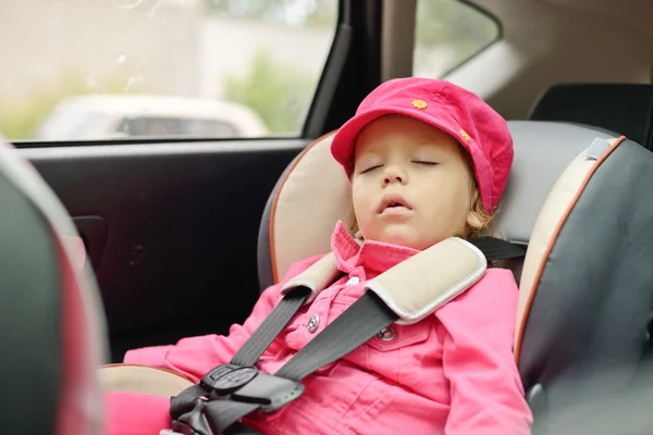 Mädchen schläft im Autositz — Stockfoto