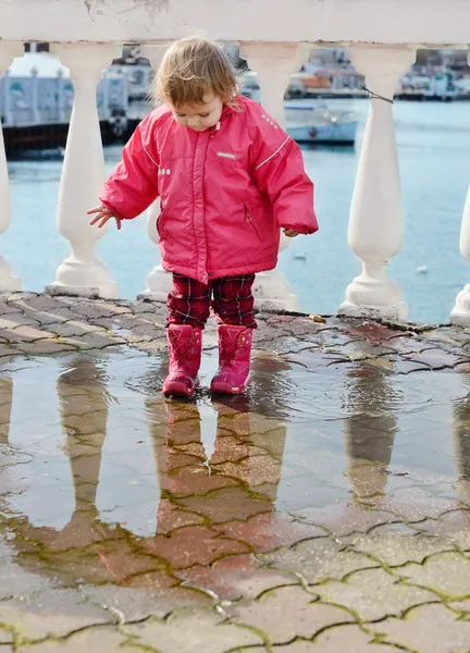 아기 여 자가 물 웅덩이에 산책 — 스톡 사진