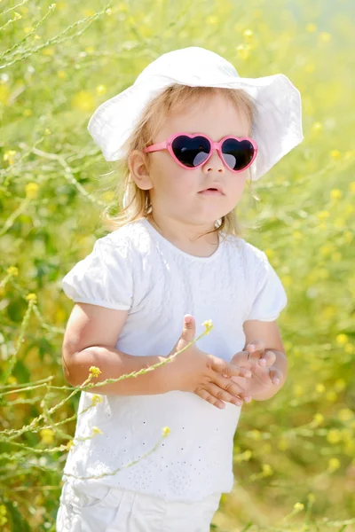 Tout-petit dans le champ de viol jaune — Photo