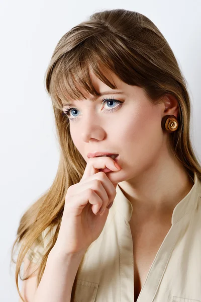 Nachdenkliche junge Frau — Stockfoto