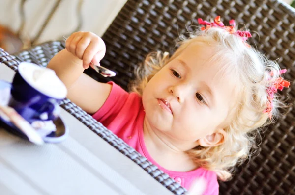 Toddler girl in cafe — Stock Photo, Image