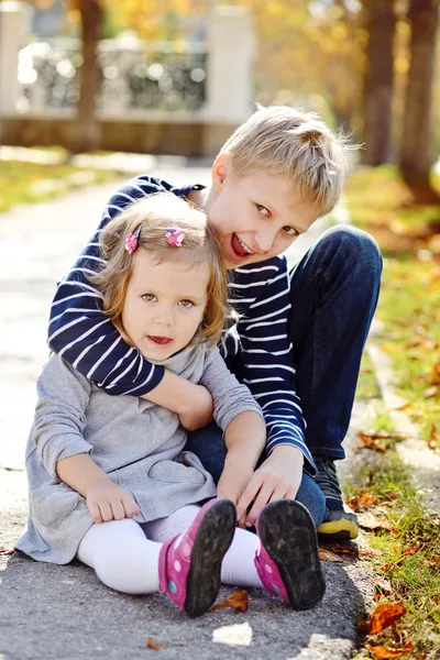 Broer en zus buiten — Stockfoto